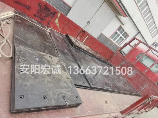 自卸車(chē)車(chē)底滑板發(fā)貨南寧，安陽(yáng)宏誠(chéng)自卸車(chē)車(chē)底滑板卸車(chē)沒(méi)煩惱！